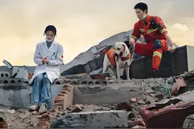 跑车阻挡消防通道，消防战士直接掀车，车主却大言不惭的要赔偿视频封面