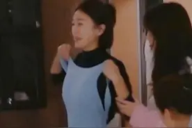 秦岚拿泳衣直接套在秋裤上，“我拍内衣广告都捂得贼严实” #秦岚泳衣外穿  #秦岚视频封面