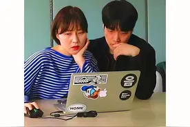 当你在认真处理工作文件时，旁边的男同事总是时不时地靠近你