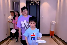 立瓶子挑战第二期，太刺激了，赶紧叫小伙伴们玩起来！！！#搞笑 #聚会游戏挑战 #家庭游戏挑战视频封面