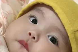 宝宝饿了想吃奶，妈妈假装不懂宝宝疯狂暗示嗦嘴唇。#萌娃 #妈妈