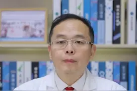 #涨知识 1.单纯型精神分裂症的表现往往可以归纳为“懒”。单纯型常于青少年期缓慢起病，一般无明显诱因，以孤僻、懒散、冷淡、思维贫乏、意志缺乏为主要特征。病情进展缓慢，易迁延为慢性病变。
2.青春型精神分裂症的表现往往可以归纳为“乱”。青春型一般在16～23岁青春期起病，症状多为急性骤起，如#失眠 、兴奋、行为紊乱幼稚，打人毁物等。无外界诱因而独自喜怒哀乐，而且变化无常，多呈反复发作，发作多次后易趋向#精神衰弱 。
3.紧张型精神分裂症的表现往往可以归纳为“僵”。紧张型发于青壮年，呈急性或亚急性起病，以表情淡漠、行为抑制为其主要特征。此类型一般预后良好，经治疗后可完全恢复。
4.妄想型（偏执型）#精神分裂症 的表现往往可以归纳为“疑”。妄想型一般青壮年起病，起病形式缓慢，早期为敏感多疑或间伴有听幻觉，以后逐渐发展为妄想观念。此型预后较好，经治疗大多可痊愈。
5.还有一些患者不能明确的分型。
所以，如果发现你或者你身边的人患有一定要积极就医，积极治疗，及时寻求专业#医生 的帮助。#健康守护计划 @创作灵感小助手视频封面