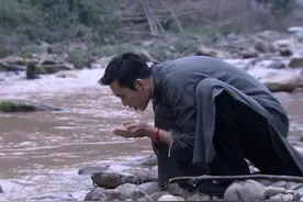 小伙在河边喝水，意外救下一个婴儿，哪料看清后傻眼！视频封面