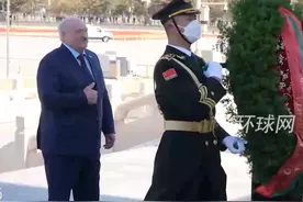 向人民英雄纪念碑敬献花圈，卢卡申科右手护胸行抚胸礼致敬