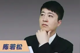 #女子商场蹲地被指不文明 第一次听说逛个商场，还要“按照领导的方式行事”。视频封面