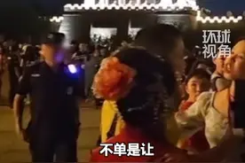 9月9日，湖北襄阳。博主爆料称景区看表演被区别对待，发视频痛斥襄阳唐城景区：不能坐在前面影响外国人观看，表演时间开始不放，要等外国人吃完饭！视频封面