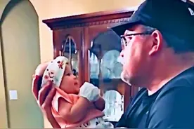 当爷爷第一次见到孙子时的真实反应！#萌娃 #记录这一刻 #惊喜 #人类幼崽视频封面