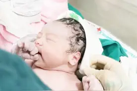 新生儿长啥样？产房实拍出生后的第一分钟，很神奇的一幕！ #产房视频封面