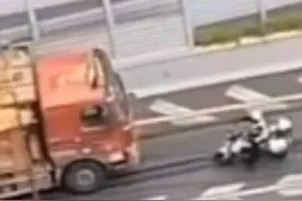 成都娇子立交上演“大片”，大卡车被警车围堵多次欲闯卡 最终支援警力到达后将其逼停熄火！#热点 #交通视频封面