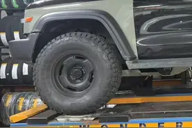 看我把35寸的轮胎塞进坦克里 #坦克300 #硬派越野 #越野车改装视频封面