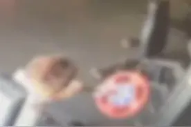 健身房一男子操作失误 哑铃片砸下致他人骨折视频封面