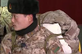 军营里如何快速打背包，一根背包绳搞定！你学会了吗？#打背包 #迷彩青春