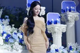 迪丽热巴济南活动出场惊艳，说想吃山东馒头，七夕五连拍身姿婀娜