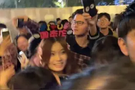一长相酷似周杰伦的小伙，在周杰伦演唱会场外被围观，大片歌迷请求合影 小伙快被急哭，“我也是刚下班过来的”视频封面