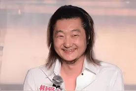 一张高清照的曝光，揭开47岁王大治的现状，吃到“天鹅肉”的他过得如何了？ #董洁 #袁泉 #苗圃 #王大治 #明星人物传