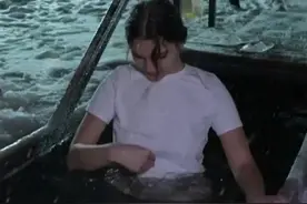 我们不怕寒冷！俄罗斯民众浸泡冰水庆祝主显节