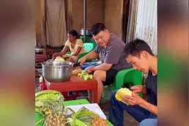 拉乌和小刘倒成了主角，菲利斯逐渐淡出视频封面