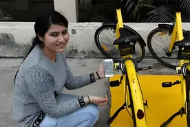 印度女孩来中国留学，看路边的共享单车，随口说话让路人吃惊！视频封面