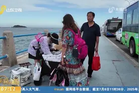 青岛：栈桥惊魂一刻！57岁玉米摊主刘玉荣跃海救起落水女游客