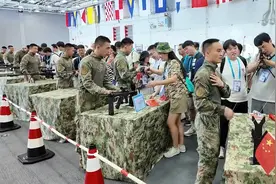 山东舰“豪横”开放：机库大开自信展示，香港市民排队体验枪械