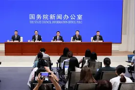 商务部：每天有3.6亿美元的货物和服务贸易在中英之间发生视频封面