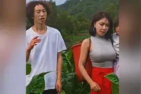 庞麦郎在汉中老家的田间地头由龚玥菲陪着练歌，龚玥菲在边上伴舞