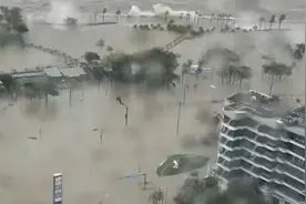 珠海多地发生海水倒灌：巨浪被狂风裹挟“灌进”城区 车辆被淹