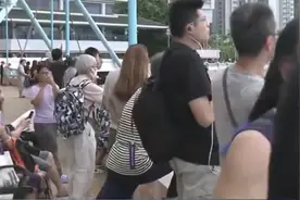 山东舰航母战斗群到达香港，香港市民码头围观。