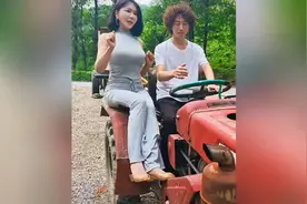 在庞麦郎的老家，龚玥菲陪着庞麦郎在地头的拖拉机上寻找创作灵感