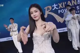 跑男第13季主题曲手势舞，白鹿领舞不愧是舞蹈女王，手势信手拈来