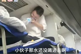 男子坐火车睡上铺喝不倒水，乘务员一句话亮了😁视频封面