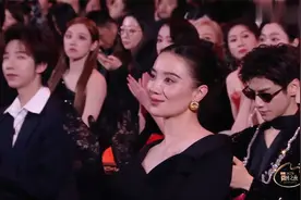 第一次看王楚钦穿西装，这颜值可以出道了，台下女明星为之疯狂！视频封面
