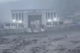 7月8日中尼边境西藏吉隆口岸突发特大泥石流，出境桥梁被整体摧毁