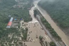 航拍北京密云受灾现场:强降雨冲毁道路损坏房屋,消防用无人机搜救