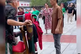 小伙恶搞广场舞大妈，关闭音响，随后倒地口吐白沫