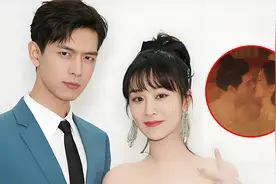 杨紫和李现浴池吻，谁注意李现手放位置？素质装不出来