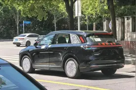 华为尚界H5黑色实车路拍，智驾小蓝灯显现
