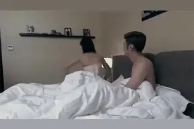 女友一回家就洗澡，小伙马上明白她是残花，让她滚蛋视频封面