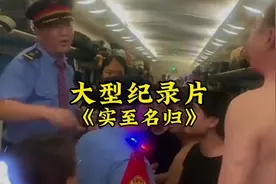 K1373列车停靠三小时，车内又闷又热又不透气，小伙怒砸车窗