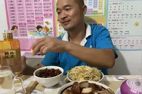天热没胃口，切二斤脆皮五花肉，醋溜豆芽，简单喝点