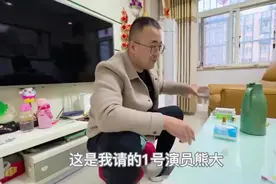 粉丝想看熊二仿妆，这下好了谁都没跑，三口人全画了个狗熊妆