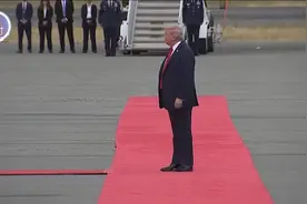 2025年度画面：特朗普在美军基地拍手迎接普京