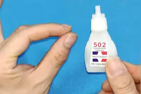手被502粘住千万别拿剪刀去剪，教你一招，不管粘多紧都能打开