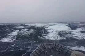 当海中巨浪遇见军舰，到底还是军舰更胜一筹！