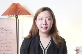 她隆胸成功获得美丽，但同时也失去了“成为母亲”的权利