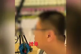 大连主播大兔牙宣传服装节，被大胡子掐脖警告，事后握手言和视频封面