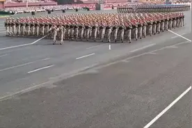 近距离感受！第一视角看女子方队斜向前进，整齐度拉满！