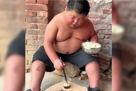 亚豪可会吃，饺子蘸着辣椒醋，好吃的很