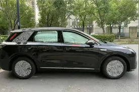 华为尚界H5黑色实拍，看上去比问界M5帅吗？