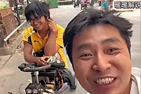 无腿小伙靠着一台扭扭车送外卖，照样能养活自己视频封面